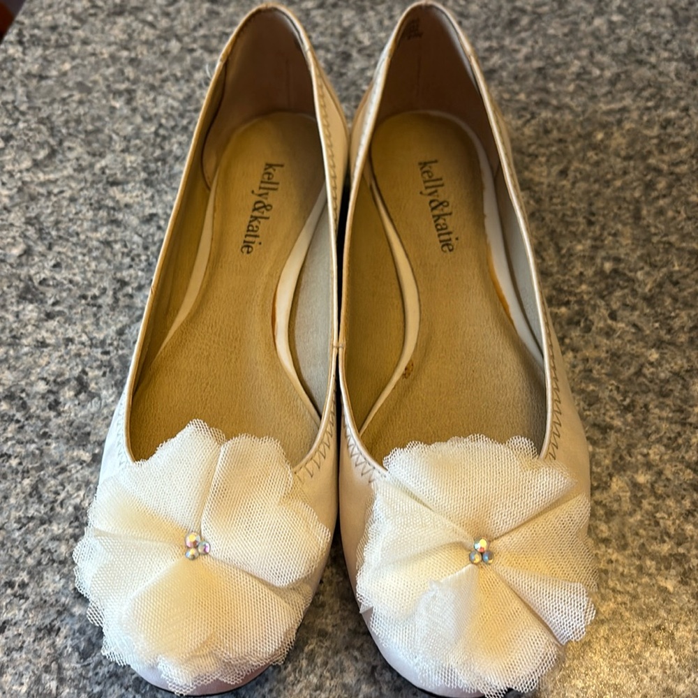 Kate and Kelly Cream Flat Embelished Slip-Ons, 8.5 Wide, Very Sweet!